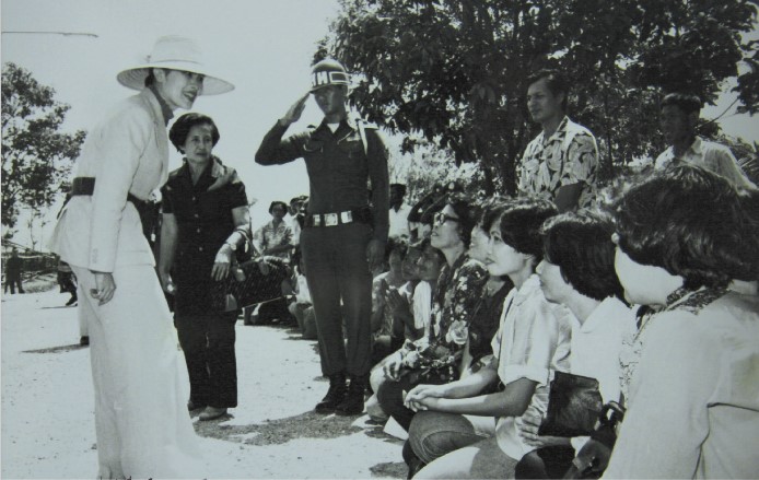 สมเด็จพระนางเจ้าสิริกิติ์ พระบรมราชินีนาถ พระบรมราชชนนีพันปีหลวง เสด็จพระราชดำเนินมายังค่ายผู้อพยพศูนย์สภากาชาดไทย เขาล้าน จังหวัดตราด