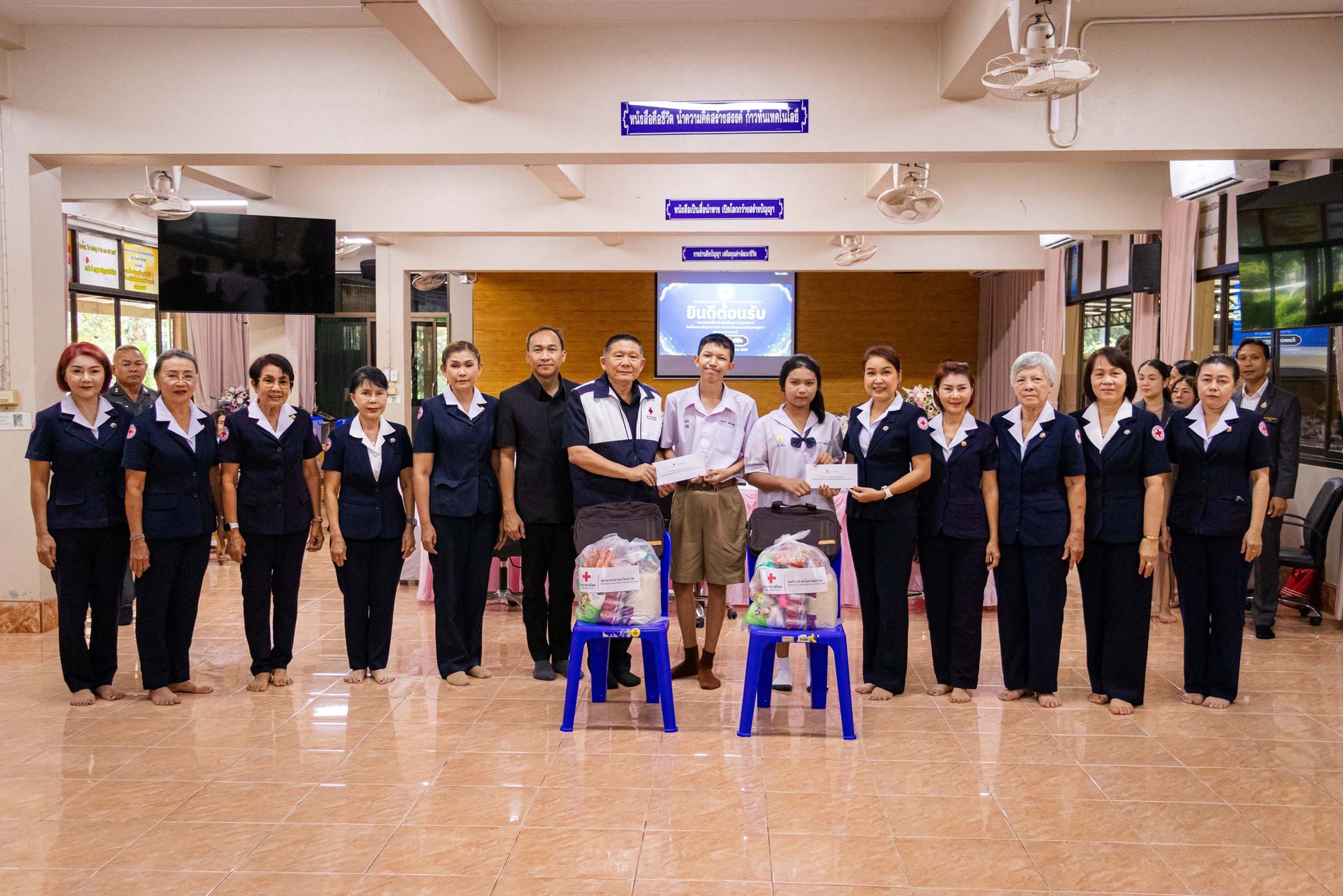 ผู้ว่าฯตราด นำคณะเหล่ากาชาดจังหวัดตราด เยี่ยมนักเรียนในพระราชานุเคราะห์ สมเด็จพระกนิษฐาธิราชเจ้า กรมสมเด็จพระเทพรัตนราชสุดาฯ สยามบรมราชกุมารี