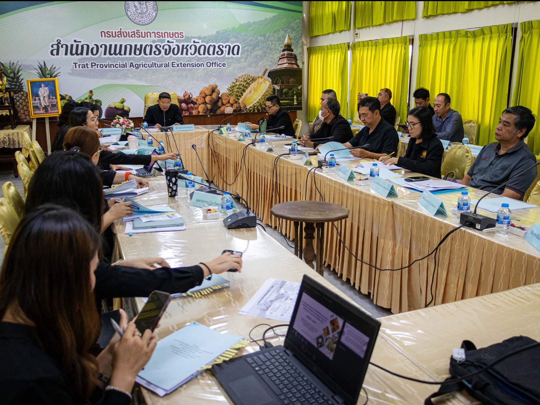 จังหวัดตราด ประชุมคณะกรรมการเพื่อแก้ไขปัญหาเกษตรกรอันเนื่องมาจากผลิตผลการเกษตร ระดับจังหวัด