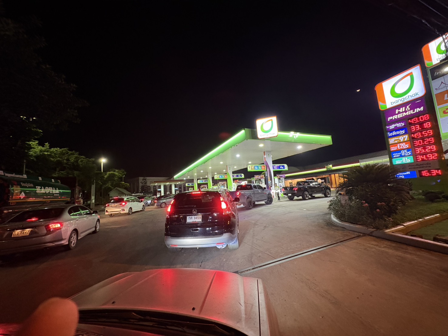 กลางดึก แห่เติมน้ำมันก่อนปรับราคา &ndash; เช้านี้เริ่มคลี่คลาย ปั๊มยืนยันน้ำมันเพียงพอ