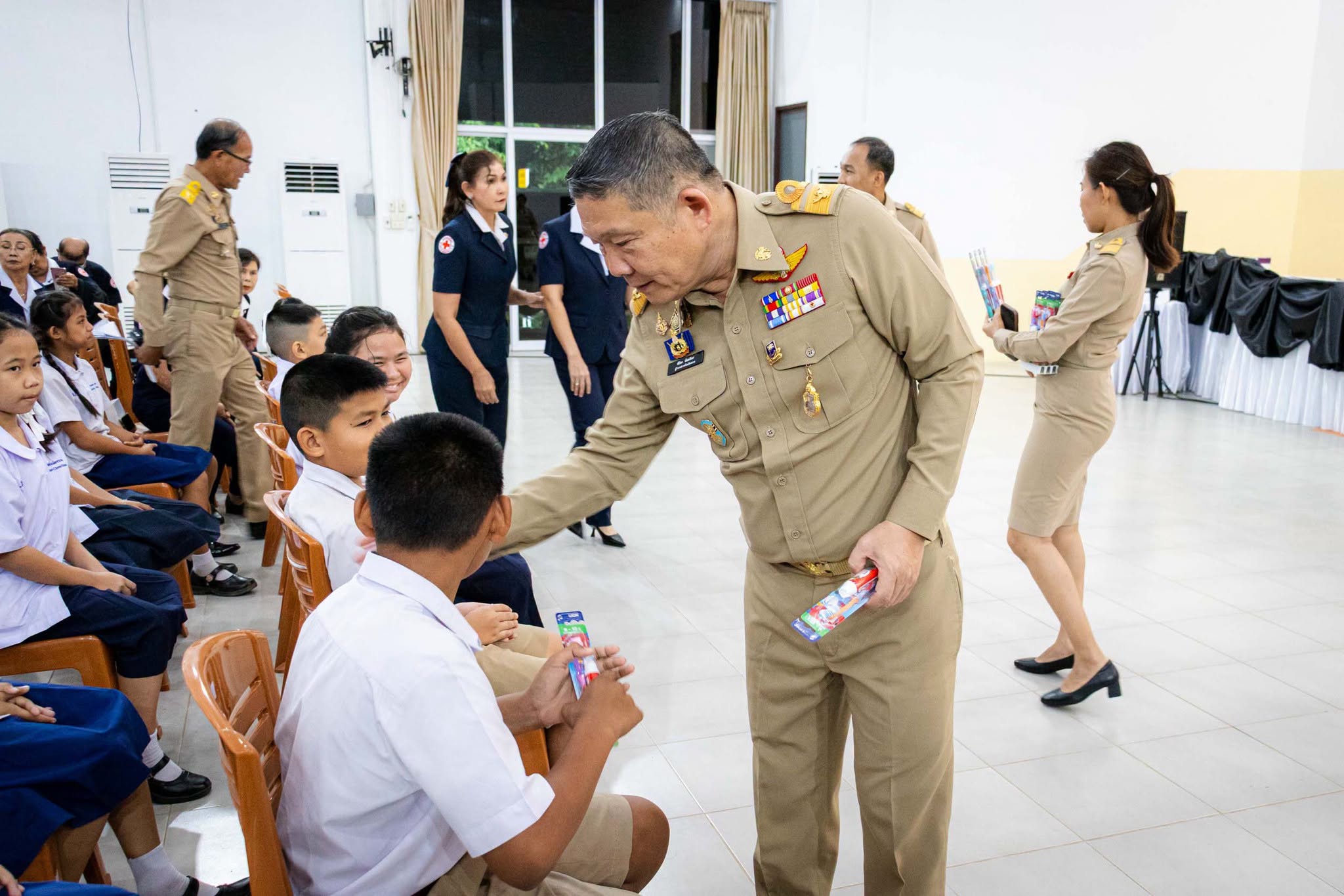 เหล่ากาชาดจังหวัดตราด ร่วมสำนักงานบรรเทาทุกข์และประชานามัยพิทักษ์ สภากาชาดไทย จัดโครงการทันตกรรมเคลื่อนที่ สภากาชาดไทย ให้บริการประชาชนและเยาวชนในพื้นที่อำเภอเขาสมิง