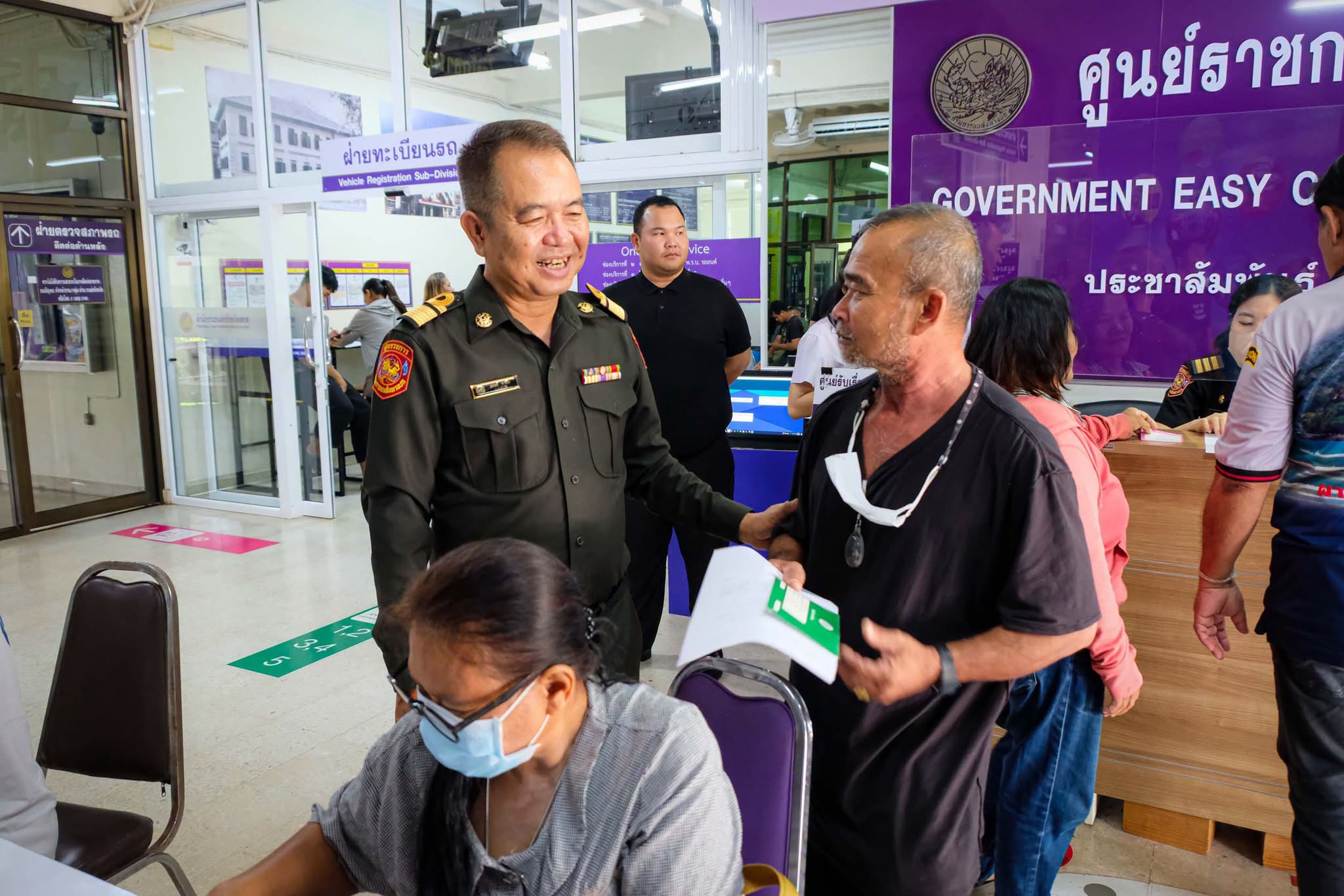ชาวตราดที่ไม่ผ่านเกณฑ์บัตรสวัสดิการแห่งรัฐ กรณีกรรมสิทธิ์รถเกินกว่ากำหนด เดินทางยื่นคำร้องและตรวจสอบข้อมูลทะเบียนรถ พร้อมบันทึกถ้อยคำประกอบการพิจารณา